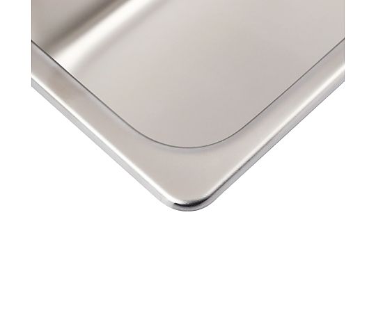 スギコ 18-8 ホテルパン 1/4サイズ 2.7L 金属製のホテルパンが上から見下ろした角度で、滑らかな表面と四角い形状が際立っている状態