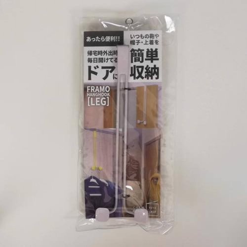 ドアフック ロング フレーモ レッグ 2連 ハングフック スチール製 ホワイト 白いスチール製のフックが二つ並んでいる様子、シンプルなデザインが特徴。