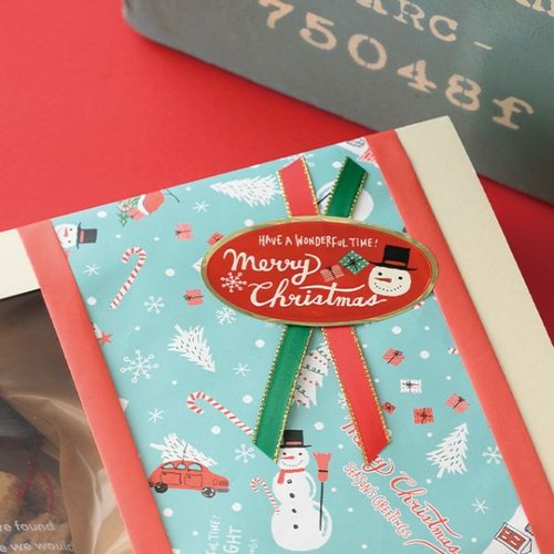 クリスマスミントブルー ギフトシール-2(100枚) ヘッズ シールが束になり、クリスマスをテーマにしたデザインが全体に施されている状態