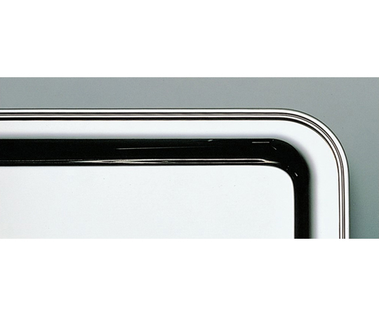 UK 18-8魚盆 B渕 22インチ 光沢感のある金属製の盆が木製のテーブルの上に置かれている状態