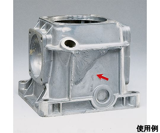 500g アルミ補修パテ スプーンが横に置かれた状態で、パッケージ上部が見える様子