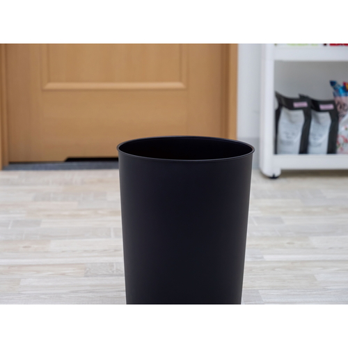 ゴミ箱　クズポイ　L　ブラック 全体が黒のシンプルなデザインで、蓋が付いた状態で直立している。