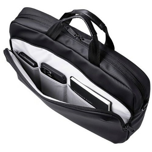 ブリーフバッグ　ZEROSHOCK　樹脂コート　15.6型対応　ブラック　1個 樹脂コートの表面が光沢を持つ、前側からのクローズアップ。