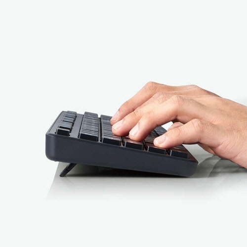 抗菌　無線薄型フルキーボード&マウス　ブラック　1セット 光沢のあるブラックのキーボードとマウスが一緒に置かれた状態