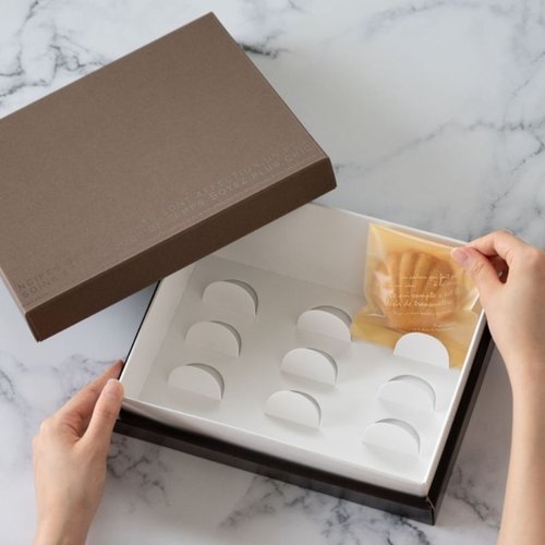 ギフト箱 モダンギフトBOX-SS(10枚) ヘッズ 箱が整然と積み重なり、外装のデザインがしっかり見える状態