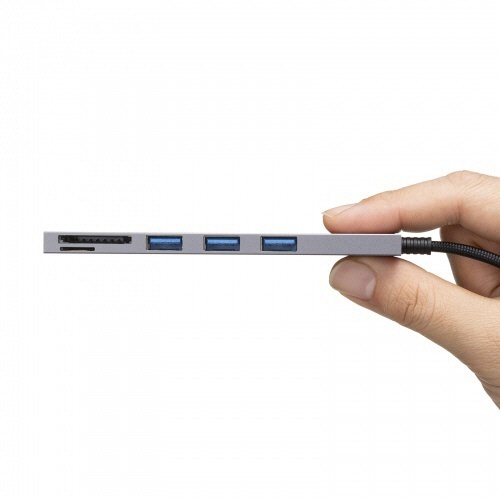 USB　5Gbps　3ポート　スリム　ハブ(カードリーダー付き・Type-C接続)　1個 タイトなデザインのスリムハブがType-Cポートとカードリーダーを備え、シンプルに並べられている様子