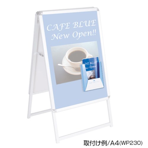 売場備品 ペーパーリーフホルダー A4三ツ折 (WP110) 友屋 透明なプラスチック製のホルダーに三ツ折された用紙が収納された様子