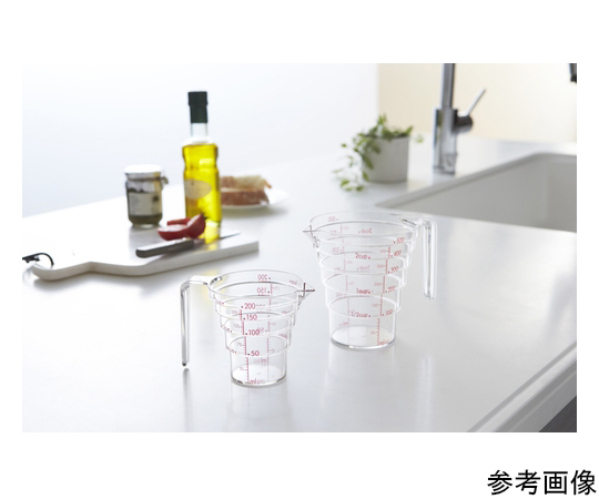 段々計量カップ200ML 段階的な目盛りが刻まれた透明なカップがテーブルに置かれている様子