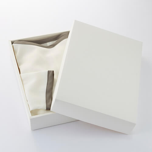 表面にストライプ状のエンボス加工が施されたギフトボックス