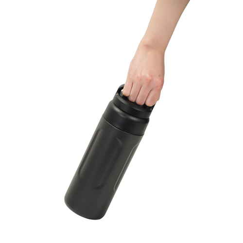 水筒　大口径大容量マグボトル　1000ml 大きな開口部が特徴的なシルバーのボトルが手に持たれた様子