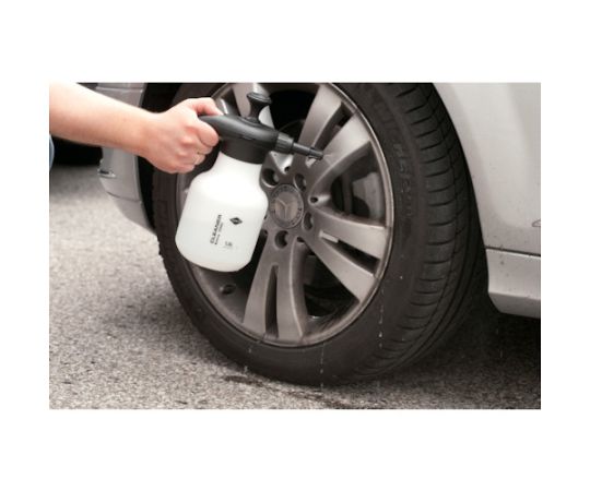 蓄圧式スプレー　CLEANER　1.5L 容器の上部に散水用の噴出口があり、側面には容量表示がある状態
