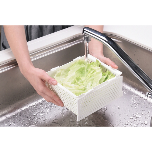 保存容器　フレッシュスタック　ザル付コンテナ2.4L 透明な容器内にザルが組み込まれた着色された蓋が見える状態