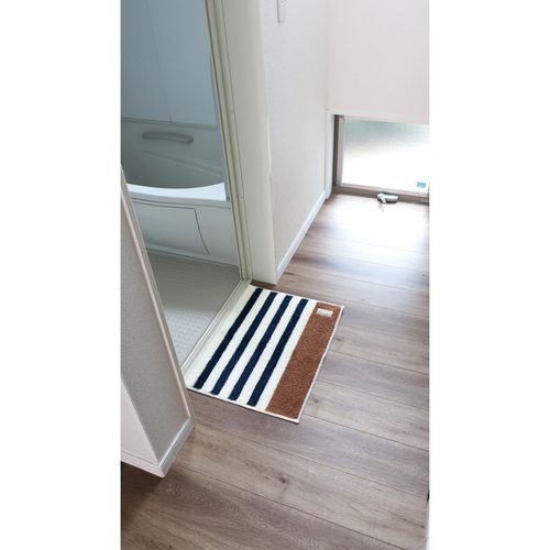 バスマット　ふわモコバスマット　45×60cm　洗面マット　すべり止め加工　ネイビーボーダー ネイビーボーダーのふわふわした生地が見える状態、すべり止め加工が施された底面の様子。