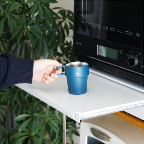 レンジラック　幅50cm　Comtool　キッチン家電ラック　スライドテーブル　引き出し付き シンプルなデザインのラックが、スライドテーブルと引き出しを使って整理された様子