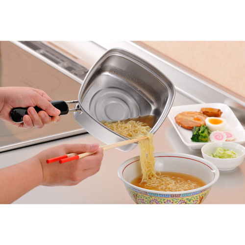 角型片手鍋 片手鍋 四角いラーメン鍋 角型 深型 15cm IH対応 深型の銀色の鍋がテーブルに置かれ、取っ手と口がはっきり見える状態