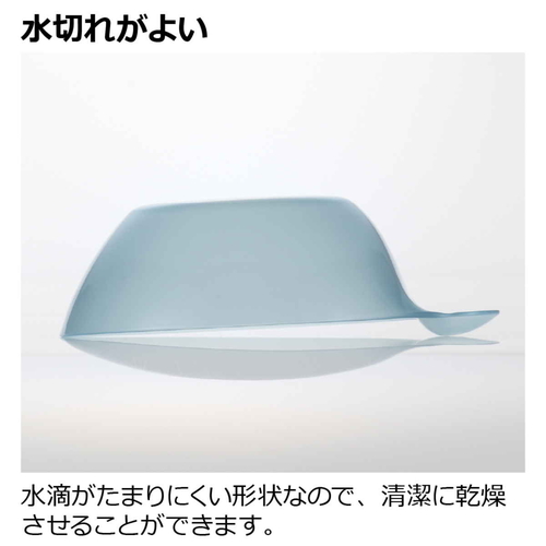 湯桶　karali　カラリ　モーヴブルー 淡いモーヴブルーの湯桶がテーブルの上に置かれ、優雅な曲線とシンプルなデザインが際立っている様子。