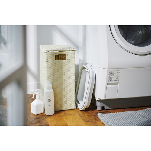 バケツ　折りたたみ　7L　折りたためるつけ置き洗いバケツ　グレー 折りたたまれた状態で置かれたグレーのバケツ、周囲に水が入っている様子。
