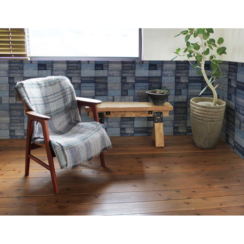壁紙　はがせる　シール　デニム　45×250cm　ウォールシート　リメイクシート 大きなデニム柄が施された壁紙が、水平に広がる様子
