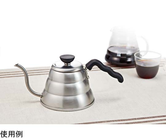 V60ドリップケトル・ヴォーノ 金属製のケトルが斜めから撮影され、ハンドルと注ぎ口が強調されている様子