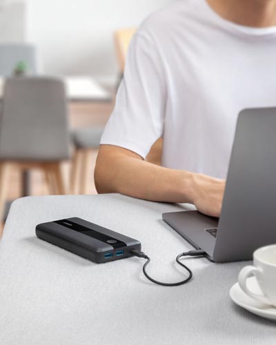 PowerCore III 19200 シンプルなデザインの充電器が正面を向いている様子