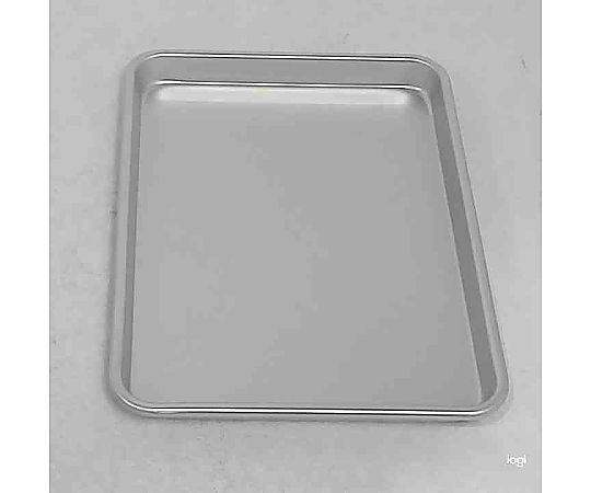 アルマイト ケーキ盆 キャビネ 金属製の円形盆、滑らかな表面が光を反射している状態