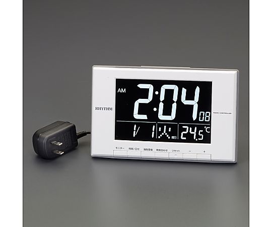120x194x21mm [電波]掛･置兼用時計(AC電源) 正面から撮影されたシンプルなデザインの時計、白い文字盤と木目調のフレームが際立つ状態