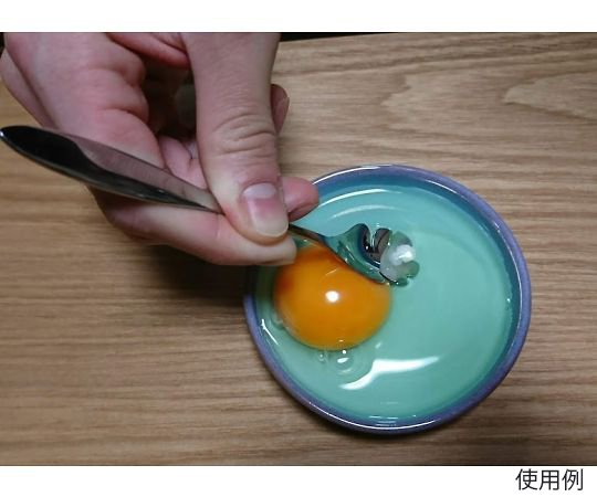 クローバースプーン 金色の取っ手で装飾された美しいスプーンが横向きに置かれている状態