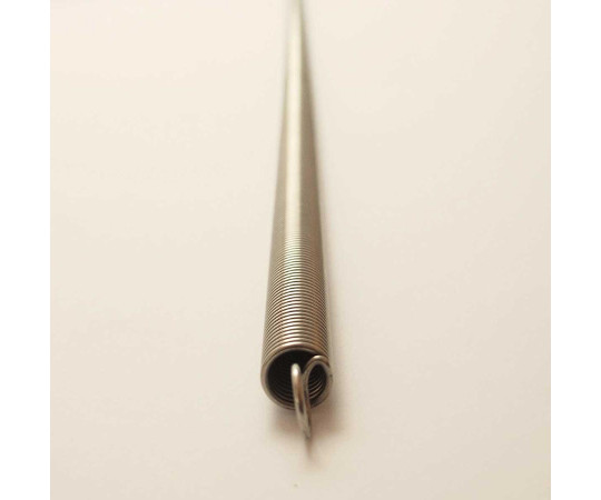 ステンレス引きバネ　線径1.2mm×外径10mm×自由長900mm 金属製のバネが光沢を放ちながら横に置かれている様子