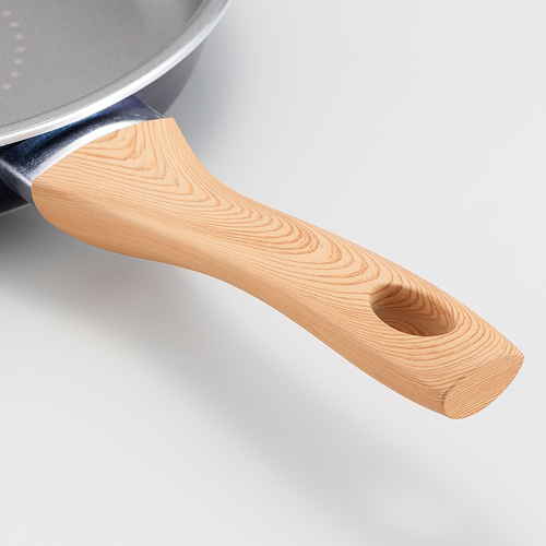 IHダイヤモンドコートフライパン26cm 表面が光沢のある状態で横から撮影されたフライパン。