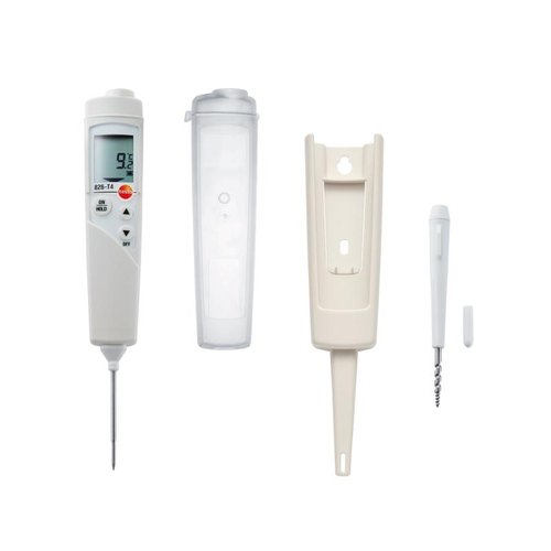 調理小物 testo 826-T4 中心温度センサ付き放射温度計 (TopSafeプロテクタ・壁掛け/ベルトホルダー・プローブ保護キャップ・冷凍食品用穴あけドリル付) テストー 温度計本体が正面を向いた状態で、同梱のアクセサリーが周囲に配置されている様子