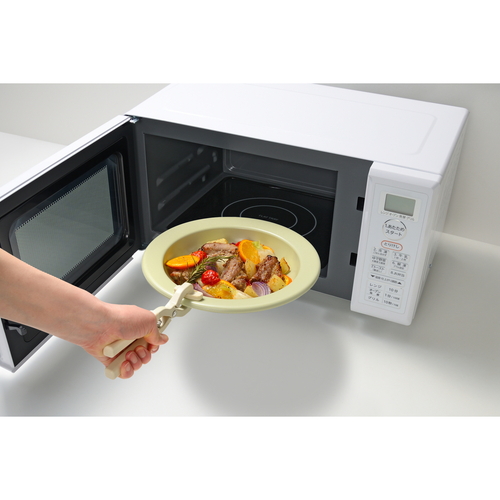フライパン　Hetta!　IH対応セラミックお皿パン22cm テーブルの上に置かれたセラミック製のフライパン、光沢のある表面と持ち手が見える状態。