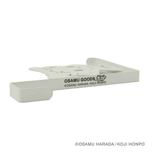 ドアフック　OSAMU　GOODS　3.6cm　ホワイト シンプルなデザインのドアフックが白い壁に取り付けられた様子