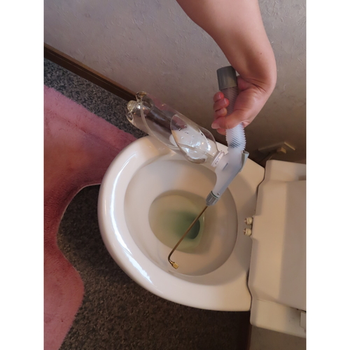 掃除スプレー　ペットボトル専用加圧式おそうじスプレー　トイレのフチ・ノズル掃除用 ペットボトルに取り付けられたスプレーのノズル部分が見える状態
