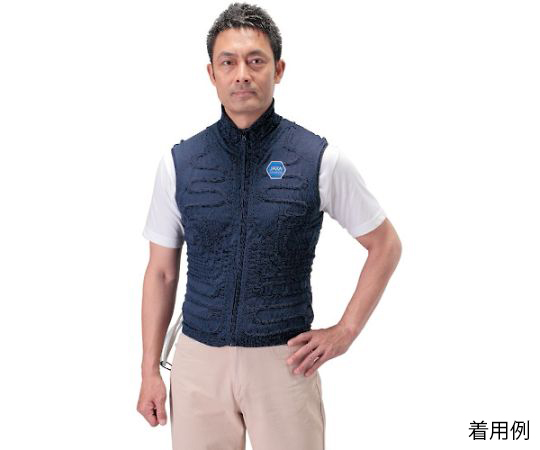 冷却下着ベスト（Fサイズ） 商品の前面が見える状態で、冷却機能を強調したデザイン。