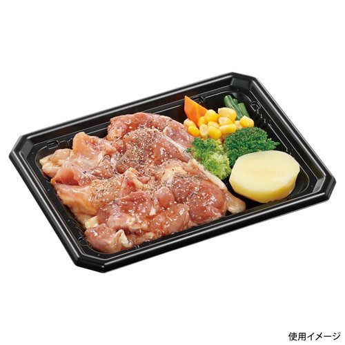 惣菜容器 FTレンジ角20-15(25) 黒 エフピコ 黒い惣菜容器が横向きで置かれ、透明なふたが被せられている様子。