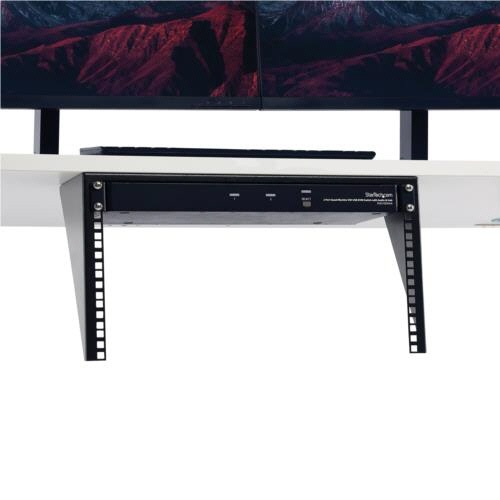 スチール製垂直型ラックマウントブラケット(6U/19型)　ブラック　1台 黒いスチール製のラックマウントブラケットが前面から見える状態