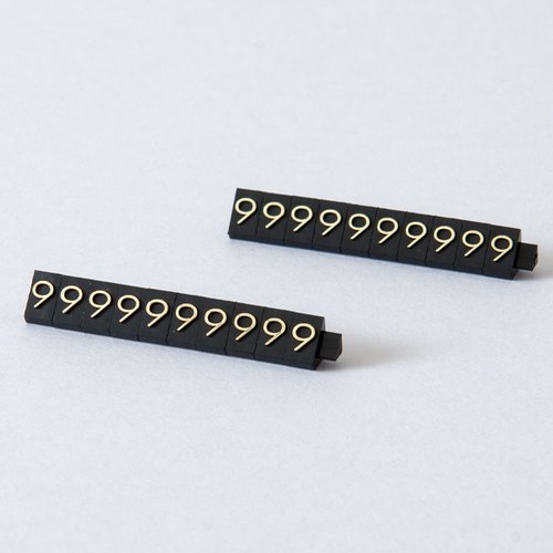陳列備品 ニュープライスキューブ補充M用(20粒) 黒/金 9 友屋 黒と金のカラーリングで整然としたパッケージが並んでいる様子