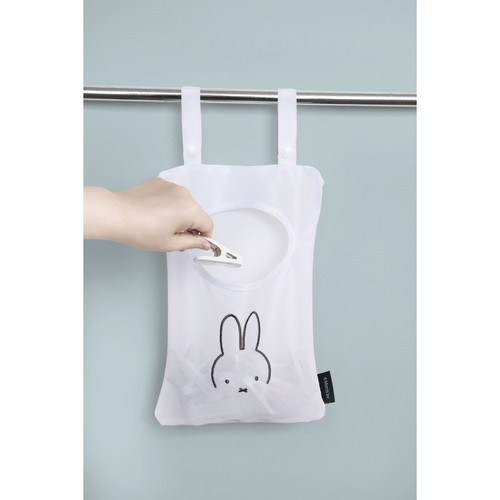 ランドリー収納　miffy　ピンチシュウノウバッグ　カオダケミッフィー キャラクターの顔が大きく描かれたカラフルなバッグが見える状態