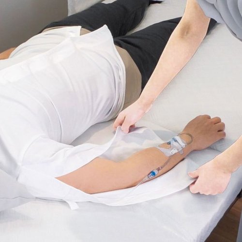 【介護/医療】インナー PH ワンタッチ肌着 点滴用 男女兼用 S Wh1枚 オオサキメディカル 白い生地の肌着が点滴用にデザインされ、肩紐が片方外れた状態で折りたたまれている。