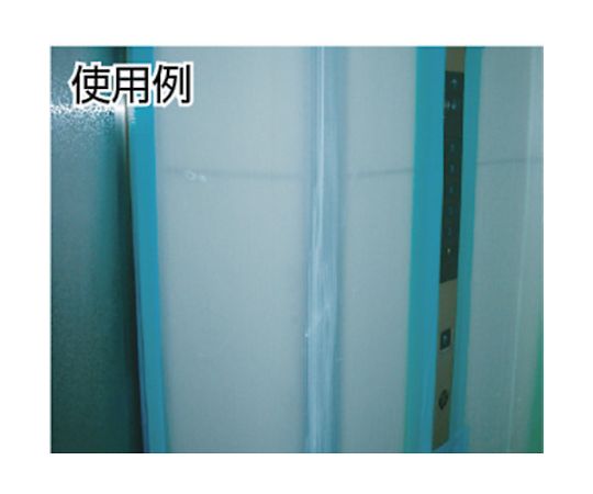 建築・引越し養生用テープ 50mm×50m 透明なテープのロールが横向きで配置され、印刷されたラベルが目を引く様子。