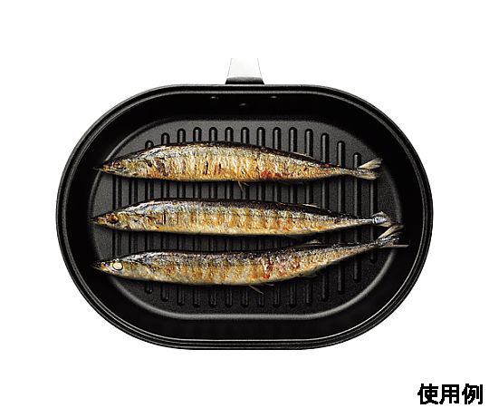 445x335mm グリルパン 黒いグリルパンがテーブルに置かれ、滑らかな表面と取っ手が見える状態。