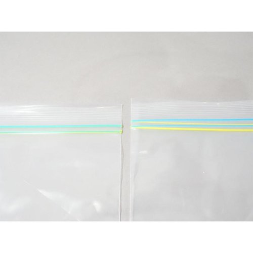 保存袋 スマートキッチン フリーザーバッグ 大 透明 10枚 0.06mm 日本サニパック 透明なパッケージに収められたフリーザーバッグが立てて置かれている様子