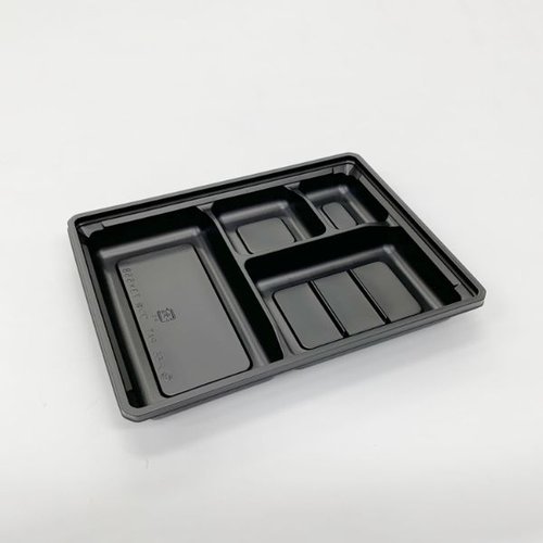 折箱 ワン折ハード H73×55B 黒 底 アクタ 黒い折箱が正面から見える状態、底の部分に特徴的な質感が確認できる。