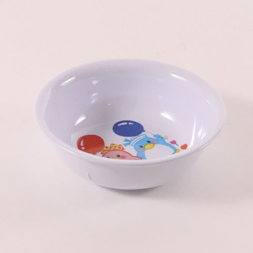 メラミン食器 お子様食器 BB-28 小鉢 ベン＆ベティ エンテック 商品が平らな表面に置かれ、柔らかな色合いのデザインと丸みを帯びた形状が強調されている。