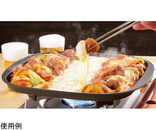 鉄板焼プレート 光沢のある黒いプレートがテーブルに置かれ、周囲に食材が整然と配置されている様子