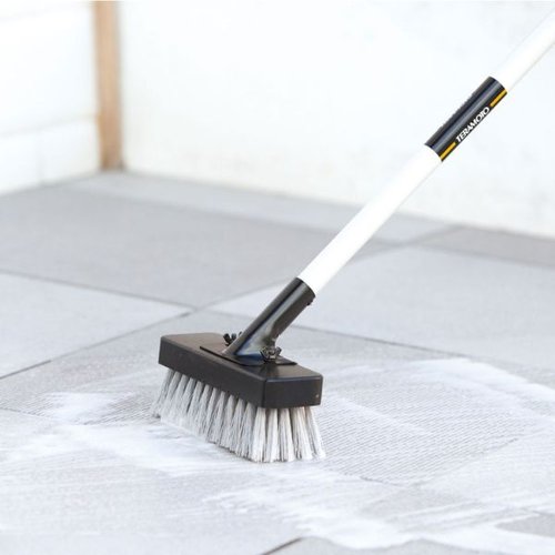 清掃用品 ニューデッキブラシ テラモト ブラシが斜めに立てかけられ、先端がしっかりと見える状態
