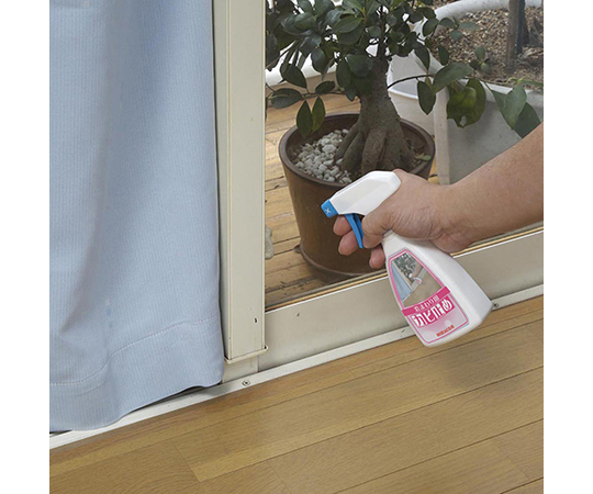 窓まわり・カーテン用カビ止め　250mL 正面から撮影されたボトル、液体が見える透明な容器。