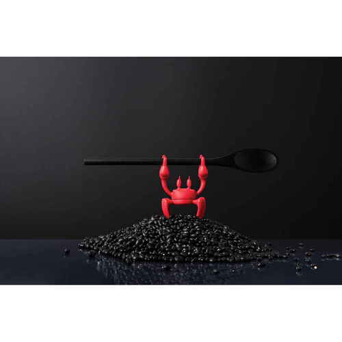OTOTO　キッチンツールスタンド　Red　スプーンホルダー&ポットキーパー 鮮やかな赤色のスタンドにスプーンが置かれた様子