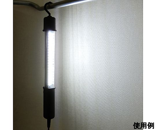 AC100V/60灯 作業灯/LED(5mコード付) コードが接続された状態で明るく点灯している作業灯