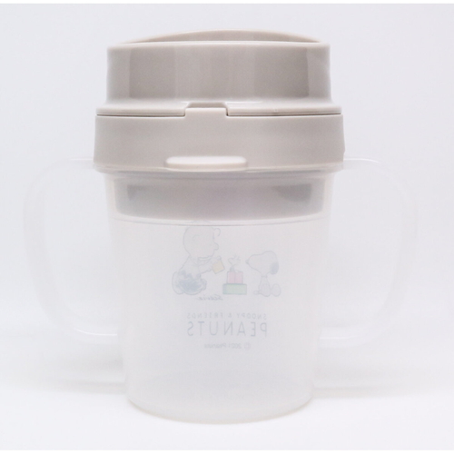スヌーピートレーニングコップ150ml カラフルなトレーニングコップの側面にスヌーピーの可愛らしいデザインが見える状態